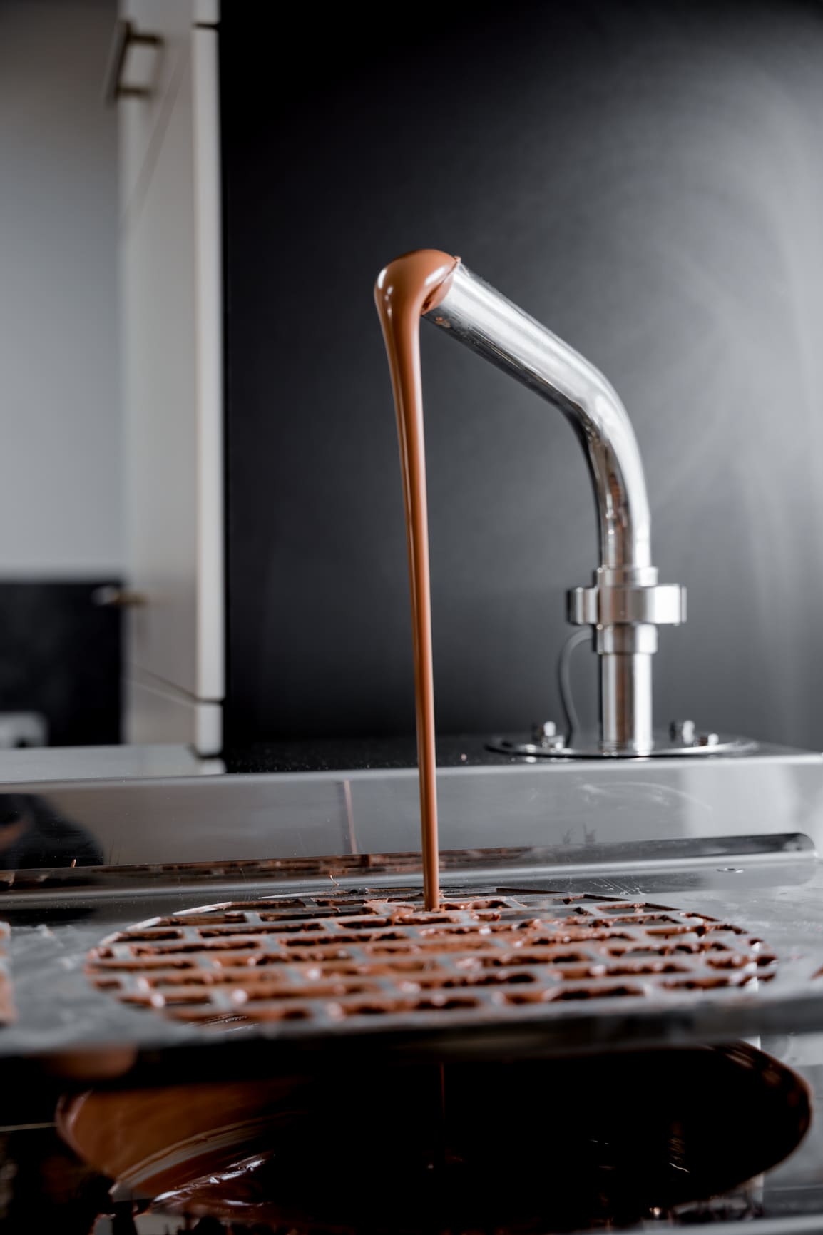 Schokoladenhahn über der Abtropfschale.