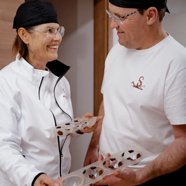 Barbara und Johann Mascherbauer unterhalten sich lachend in der Werkstatt