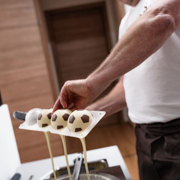 Johann Mascherbauer gießt flüssige Schokolade aus der Form