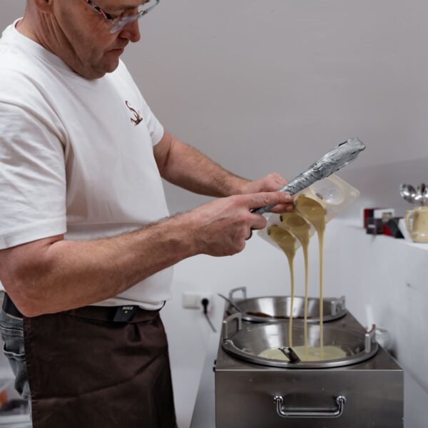 Johann Mascherbauer gießt flüssige Schokolade aus der Form