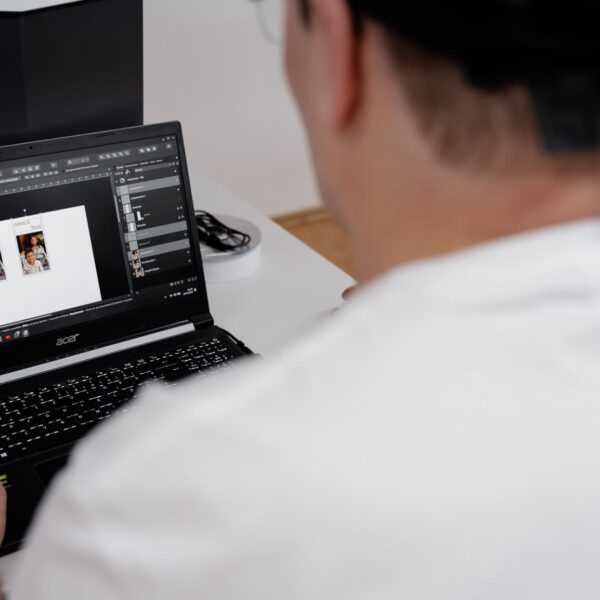 Johann Mascherbauer arbeitet an einem Computer